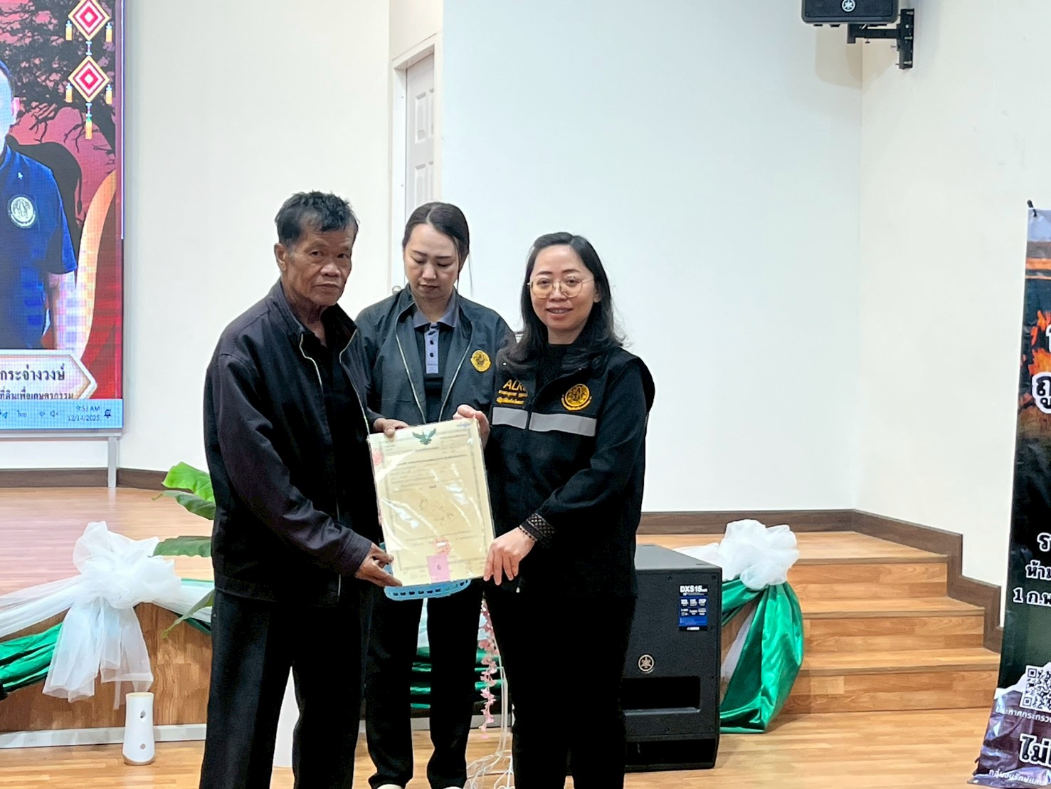 title - วันอาทิตย์ที่ 14 ธันวาคม 2568  นางสาวสุภาพร บุญธรรม ปฏิรูปที่ดินจังหวัดพะเยา พร้อมด้วยให้เจ้าหน้าที่สำนักงานการปฏิรูปที่ดินจังหวัดพะเยา ร่วมจัดโครงการรณรงค์หยุดเผาในเขตปฏิรูปที่ดิน “ฮักบ้านเฮา หยุดเผากันเน้อ” พร้อมเชื่อมโยงกิจกรรมร่วมกับ ส.ป.ก.จังหวัดภาคเหนือ 16 จังหวัด ผ่านระบบออนไลน์ ณ ห้องมินิเธียเตอร์ โรงเรียนราชประชานุเคราะห์ 24 จังหวัดพะเยา